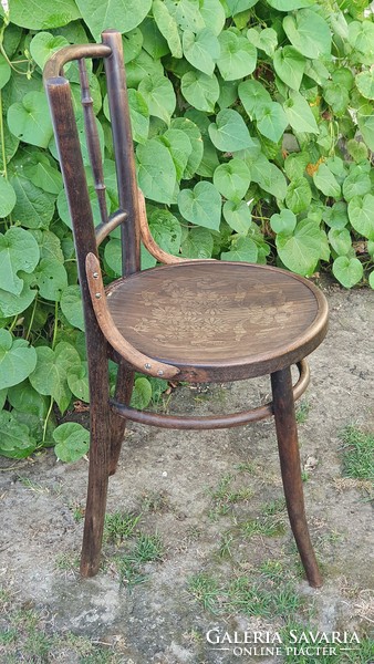Antique, Thonet chair, damaged. To be renovated.