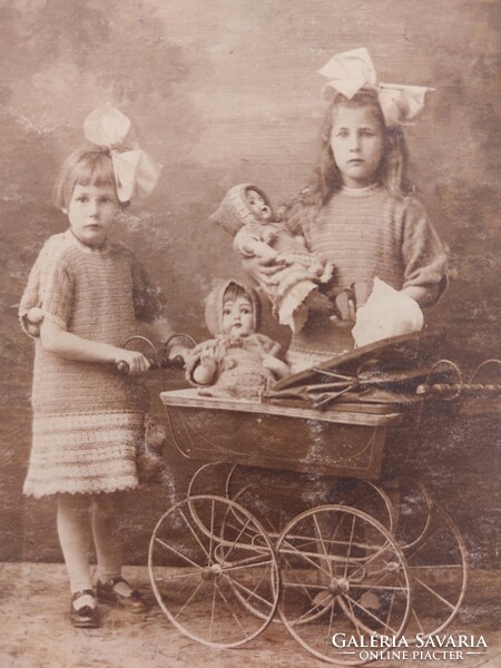 Régi képeslap fotó levelezőlap kislányok babakocsi játékbabák
