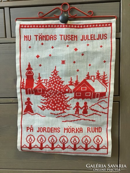 Régi svéd karácsonyi dekoráció, fém akasztós keresztszemes hímzett falidísz