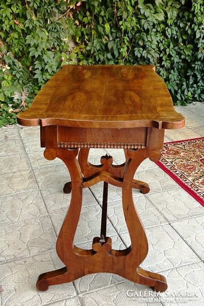 Biedermeier lantlábú fiókos antik asztal