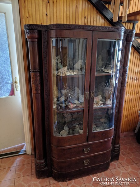 Star-cut glass display case from 1920