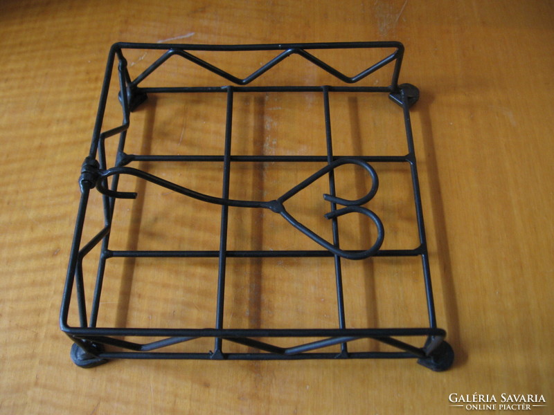 Black metal napkin holder with heart-shaped fastener