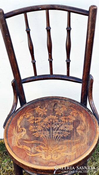 Antique thonet chair. With a beautiful seat. In condition to be renovated.