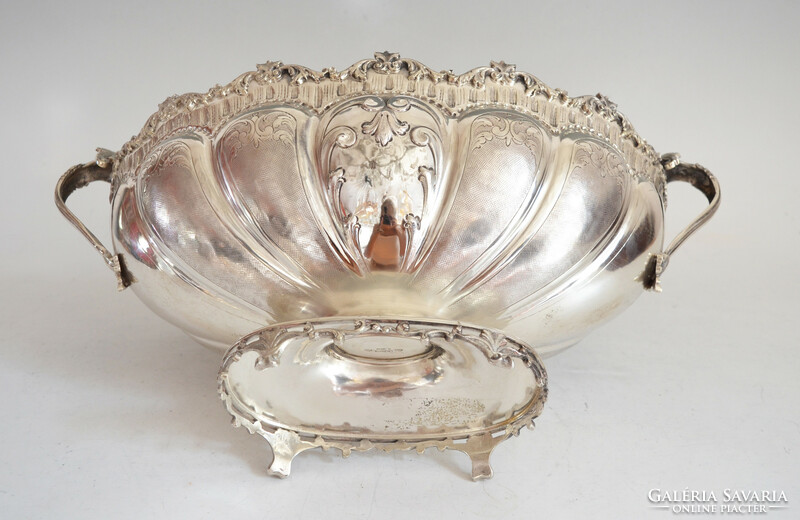 Silver centerpiece with acanthus leaf decoration