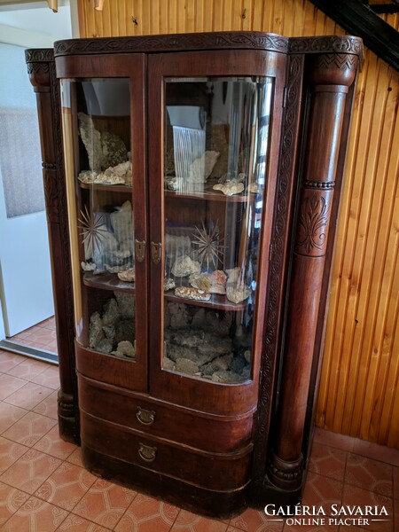 Star-cut glass display case from 1920