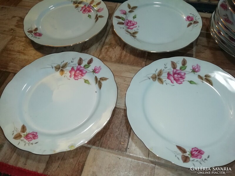 Porcelán rózsás 8 db lapos tányér hibátlan állapotban