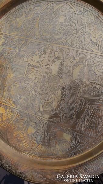 Nagy réz fali tál egyiptomi motívumokkal. 50 cm átmérő.