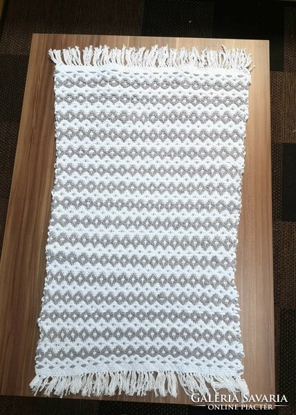 Handmade rag rug, made of cotton yarn. Never used, only washed once. 95 cm x 50 cm, approx. 800G.