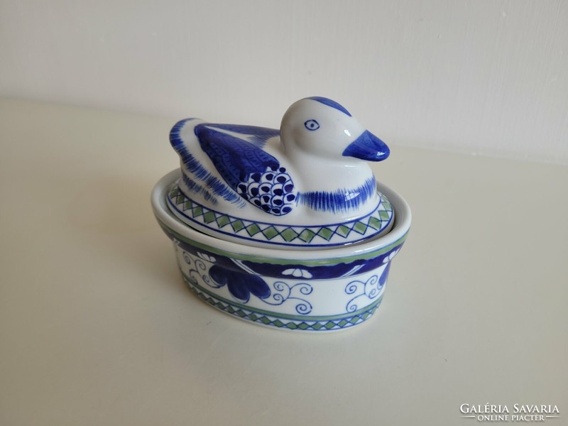 Porcelain duck-shaped serving bowl with lid