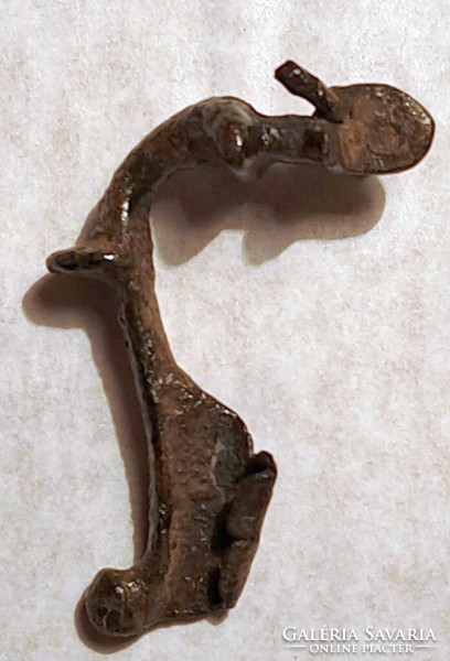 Római fibula  (római császárkor, Kr. u. 1 - 3. sz., )Mérete: 5 cm.