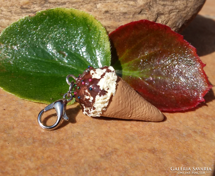 Vanilla ice cream pendant with chocolate topping
