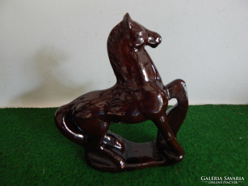 2 ceramic horses for sale together! Size, 23 x 20 cm. One of the damaged gifts!