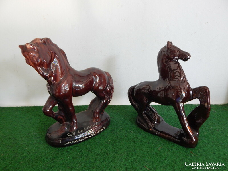 2 ceramic horses for sale together! Size, 23 x 20 cm. One of the damaged gifts!