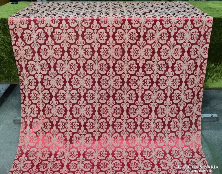 Selyembrokát régi anyag , drapéria , terítő , piros alapon mintás 250 x 135 cm ~ 3m2