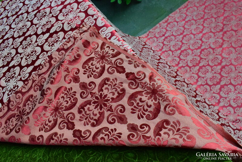 Selyembrokát régi anyag , drapéria , terítő , piros alapon mintás 250 x 135 cm ~ 3m2