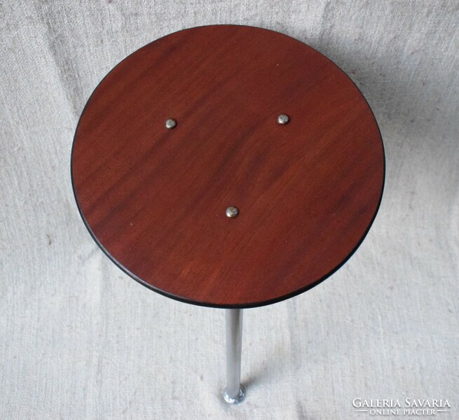 Csővázas  hokedli , acél és fa , műhely szék 35 x 49 cm  Indrustrial , loft