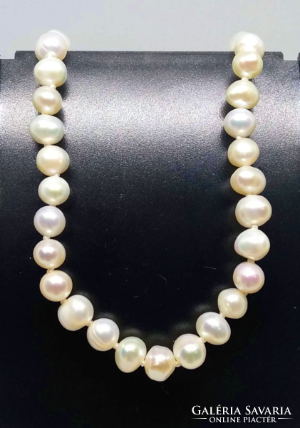White freshwater pearl necklace of 5-6 mm pearls (2)