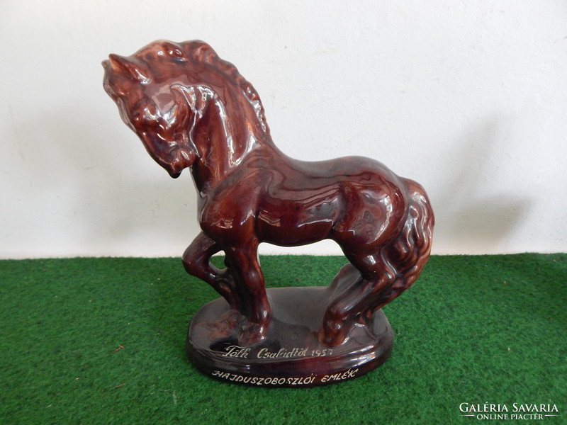 2 ceramic horses for sale together! Size, 23 x 20 cm. One of the damaged gifts!