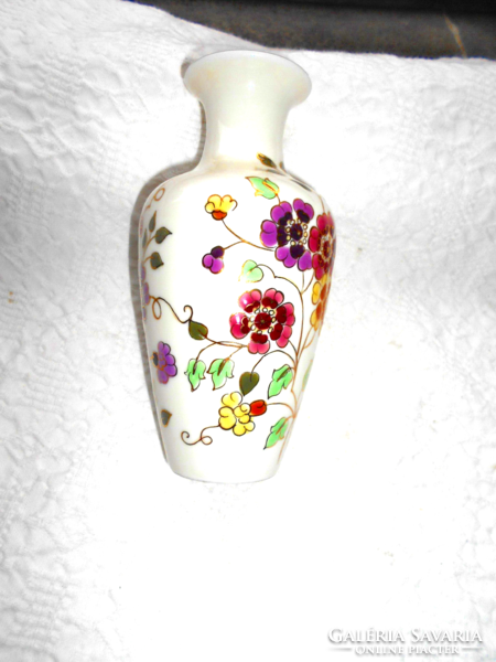 Zsolnay  porcelán  váza   pillangós minta