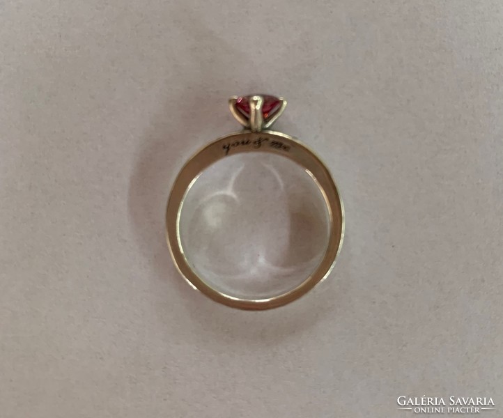 Ezüst gyűrű piros szív alakú kővel