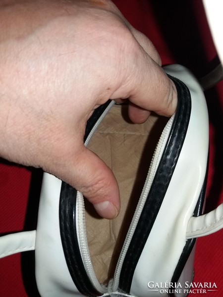 Vagány sportos egyterű eredeti PUMA kézitáska / nesszeszer táska hibátlan állapot a képek szerint