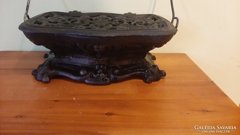 5085 - Very rare cast iron brazier and heater in good condition