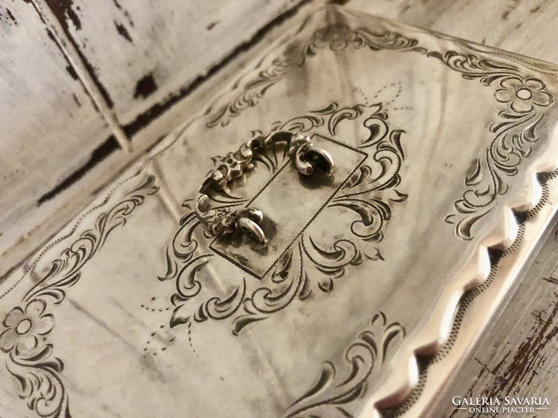 A beautiful jewelry box with a fine pattern in antique silver