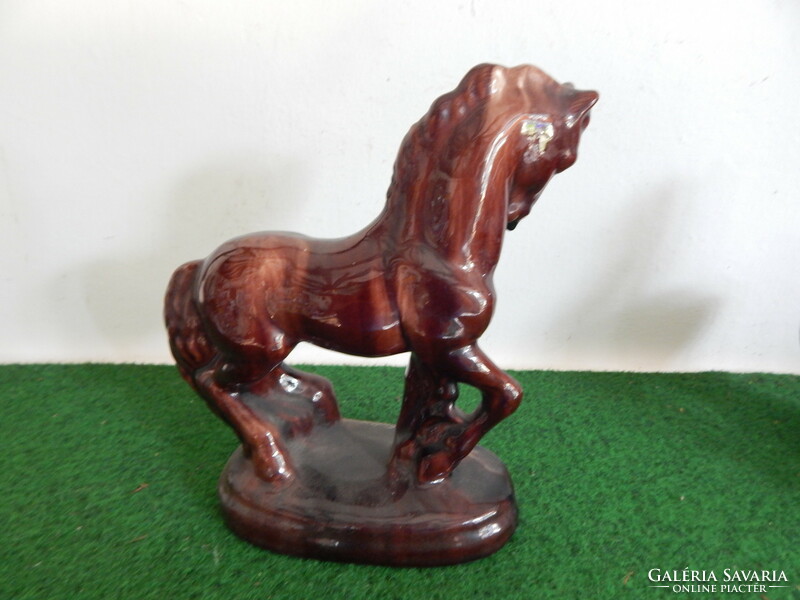 2 ceramic horses for sale together! Size, 23 x 20 cm. One of the damaged gifts!