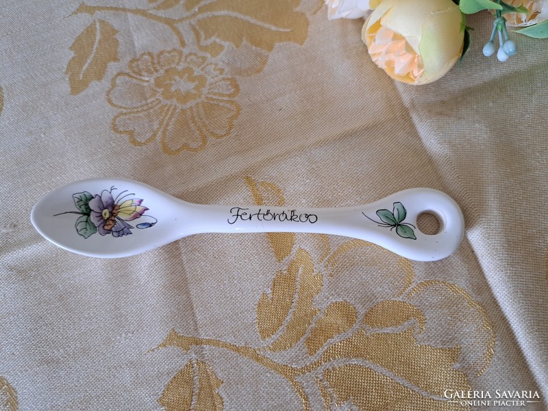Porcelain spoon decoration. With an infectious cancer label. 21.