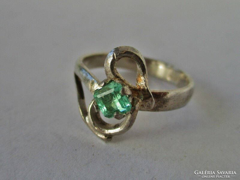 Különleges ezüst gyűrű szép valódi smaragd kővel