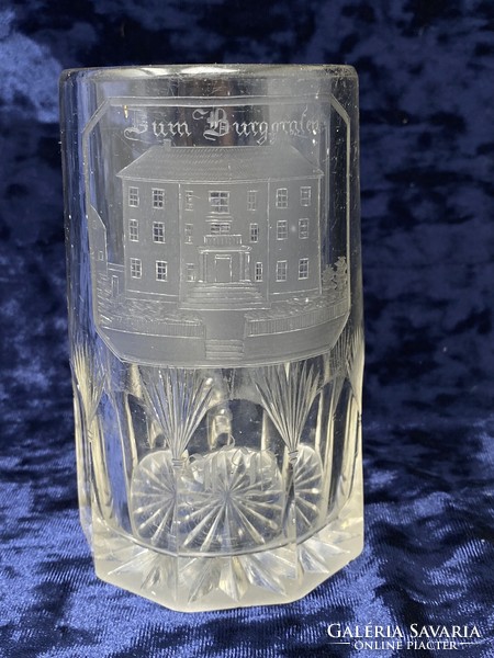 Antik csiszolt üveg söröskorsó gravírozott épület mintával, "Zum Biergarten" felirattal