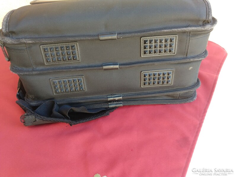 H P Laptop és akta táska,,nagy méretű,merevített,, 42x 36 x17 cm,,