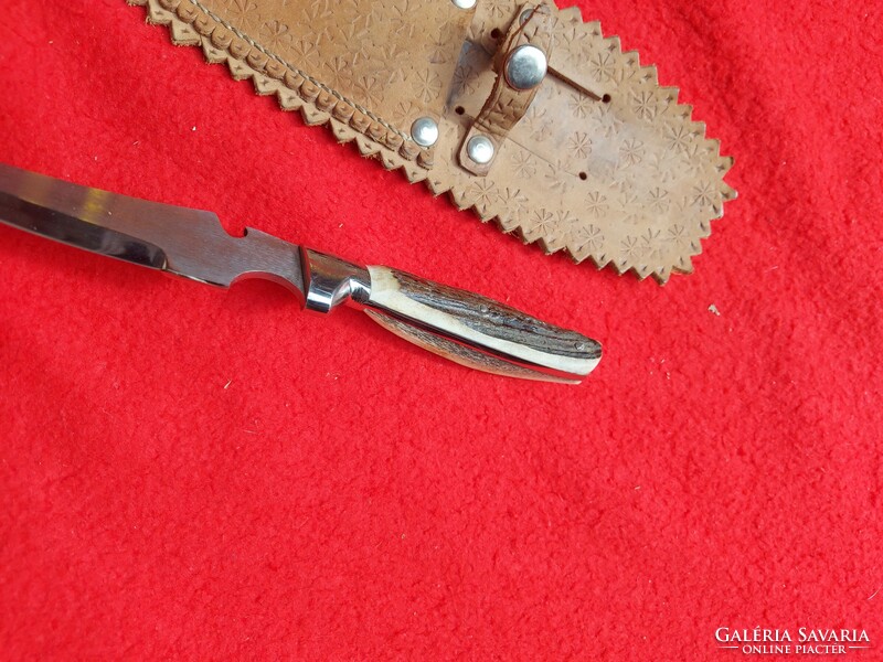 Hunting dagger with deer antler handle