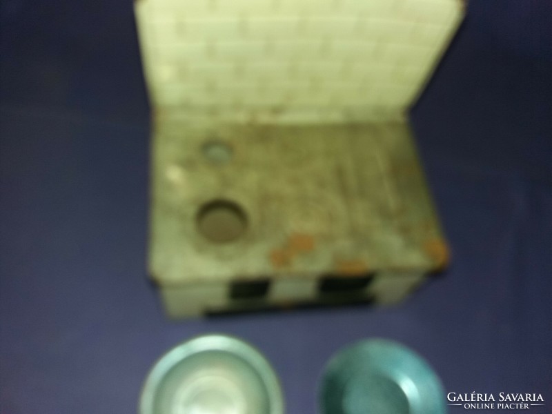 Antik Lemezárugyár lemez fém babaszobás játék tűzhely edényekkel 15 x 10 x 17 cm a képek szerint
