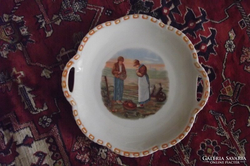 Decorative bowl with Victoria handle.