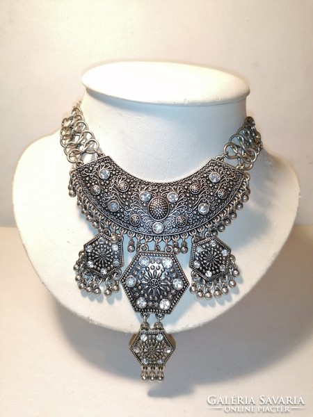 Oriental style collars (400)