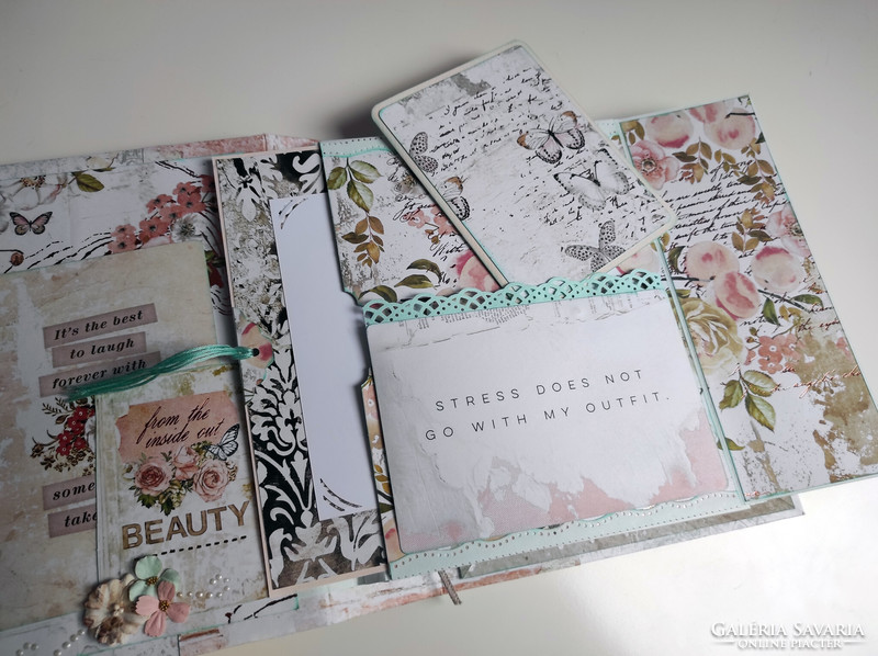 Scrapbook album (photo album)