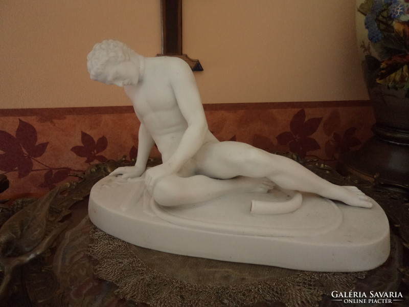 Haldokló Gall  " Galata Morente "  Gyönyörű porcelán szobor 26 cm x 15,0 cm