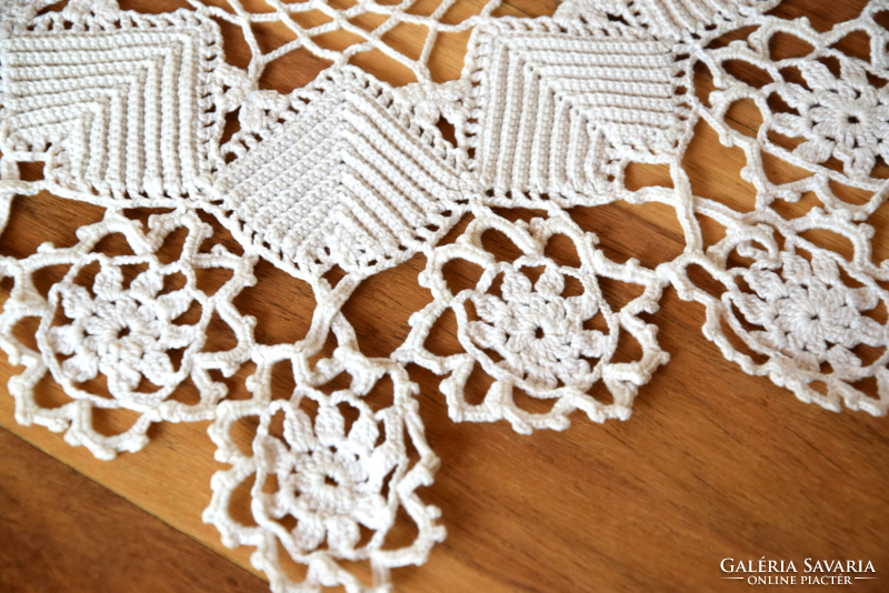 Antique dreamy Irish lace tablecloth table center showcase tablecloth flower pattern 30 x 28