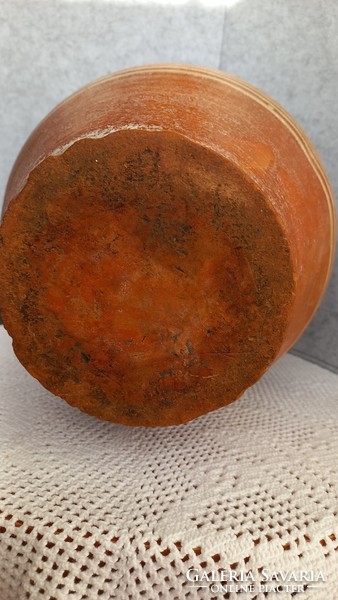 Antik csörgőskorsó, mázatlan cserép, aljának szélén, szájadékon kis lepattanások, 35,5 cm, 1656 gr.