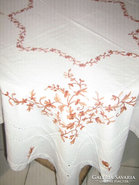Csodaszép kézzel hímzett pasztell keresztszemes azsúr csipkés vintage virágos kézimunka terítő