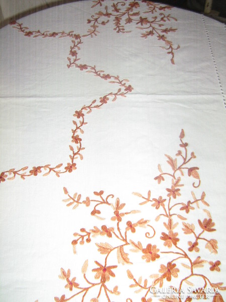 Csodaszép kézzel hímzett pasztell keresztszemes azsúr csipkés vintage virágos kézimunka terítő