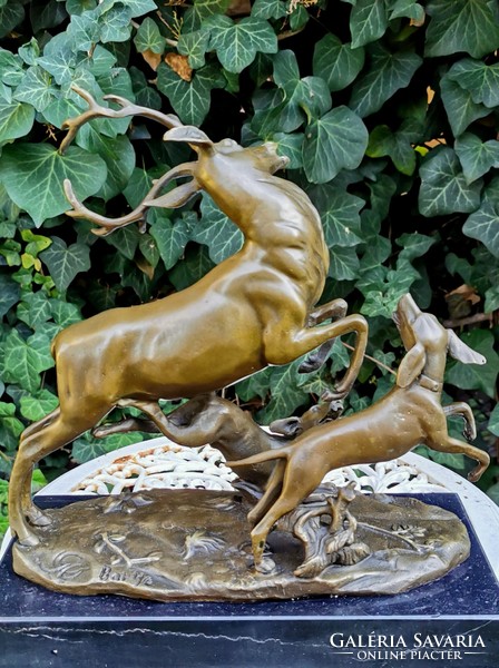 Szarvasra támadó vadász kutyák - Tekintélyes bronz szobor műalkotás