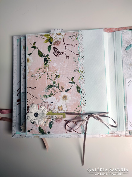 Scrapbook album (photo album)