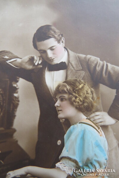 Antik német kézzel színezett, romantikus fotólap/képeslap hölgy/úr/zongora 1913