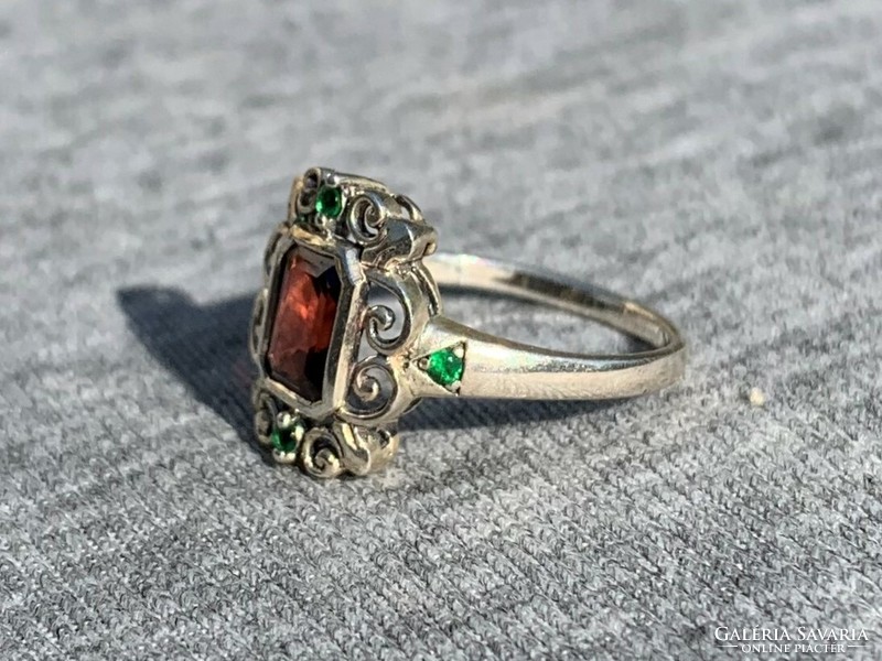 Női ezüst gyűrű piros és zöld kövekkel