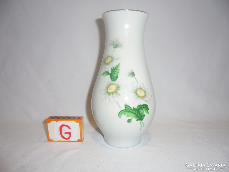 Porcelain vase with Marguerite pattern 