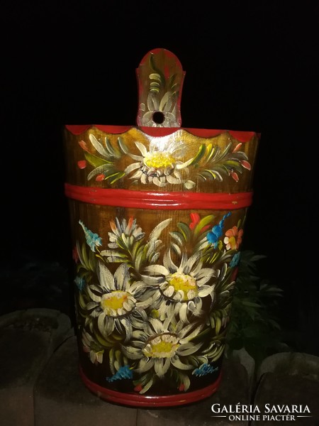 Folk umbrella stand decorated with a flower motif, including a 55 cm high handle