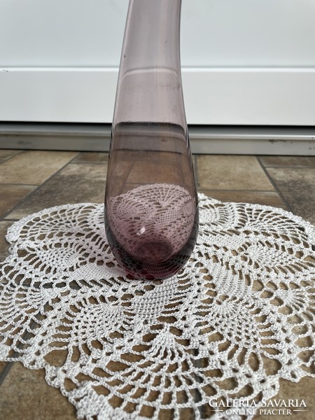 Gyönyörű 24.5 cm magas váza lila érdekes formájú díszüveg