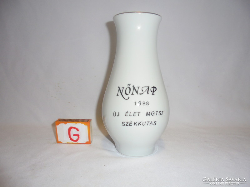 Margaréta mintás porcelán váza " NŐNAP....1988"